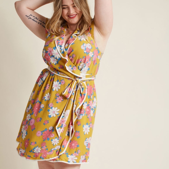 Modcloth Dresses & Skirts - Nwot daisy print wrap dress 1x mod cloth